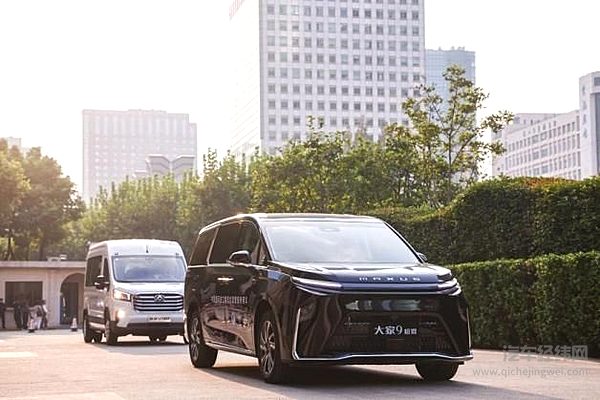 上汽大通“智慧旗舰轻客”新途V90、“超预期豪华混动MPV”大家9超混成为第八届进博会政要接待用车