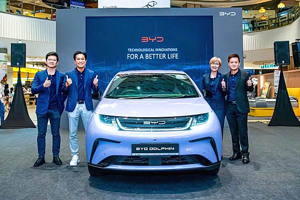 左起EightX Group首席执行官 王钰量  　　比亚迪新加坡分公司总经理 黄椿荃  　　Vantage Automotive销售及营销总监 陈丽群  　　Motor-East总经理 林亚坤