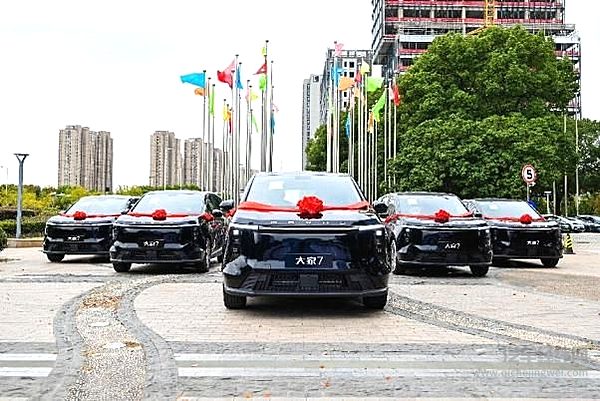 上汽大通MPV 百台上海专车交付仪式