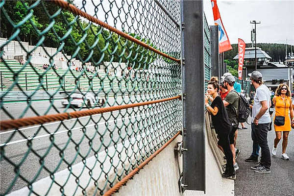 穿越了上千公里，只为看一家轮胎品牌如何在24小时耐力赛上夺冠