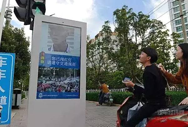 闯红灯的危险了 天眼已成