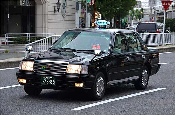 CROWN COMFORT长宽高分别为4695mmx1695mmx1515mm，刚好满足日本法规中对5号牌照的尺寸要求 