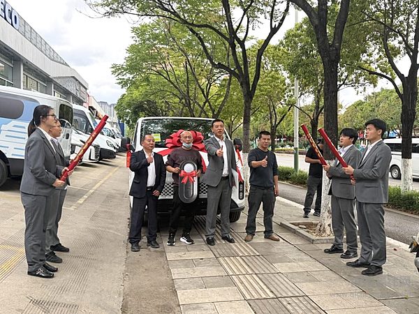 解决乡村出行痛点！依维柯聚星EV批量交付，打造县域客运升级新样板