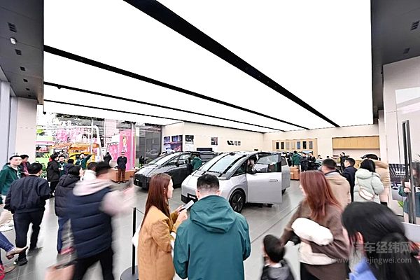 现场火爆！公路高铁理想MEGA已抵达全国351家零售中心
