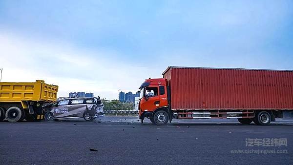 传祺M8宗师“金钟罩”护体 成功挑战货车“前后夹击”连环碰撞