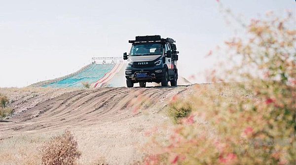 戈壁旷野燃擎启幕 依维柯山海体验营乌鲁木齐试炼硬核越野性能