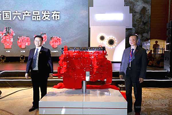 中国物流学会副会长、物流商用车网首席顾问 恽绵、北京福田康明斯发动机有限公司总经理 陈华 为福田康明斯X12发动机揭幕
