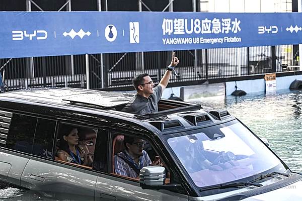 全球13国媒体走进比亚迪 共庆30周年领略新能源技术风采