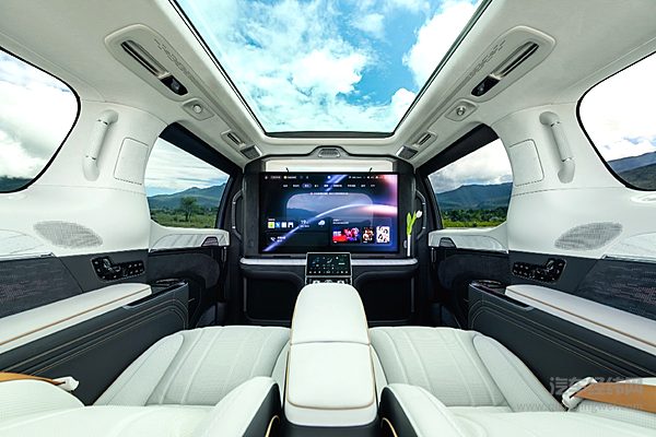 国产百万MPV双雄 尊界V800与极氪009光辉该怎么选？