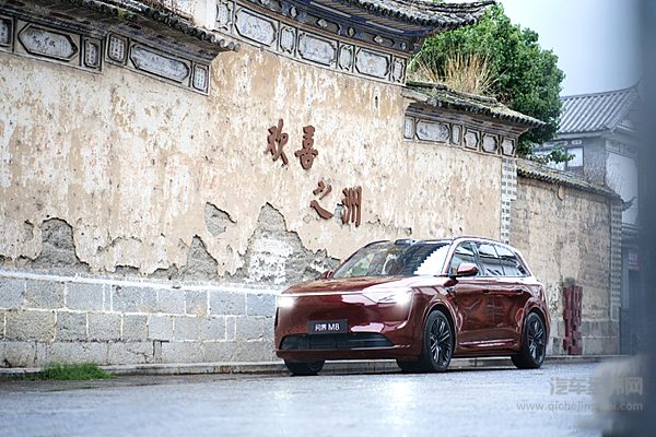 华为乾崑ADS 5重磅升级 无目的地漫游与追尾风险自主避让功能上线
