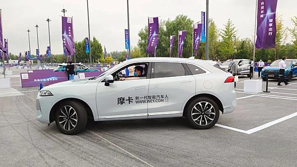 魏牌摩卡自动泊车演示
