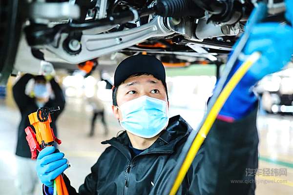 技术人员进行电池合装及新能源安规检查