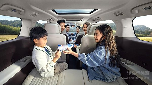 江淮瑞风RF8批量交付骥行租车 全能实力赋能品质出行