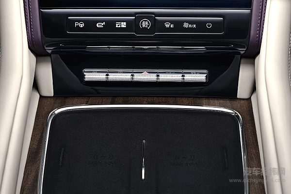 空间、性能、安全三位一体 仰望U8L鼎世版打破传统豪华 SUV 固有格局