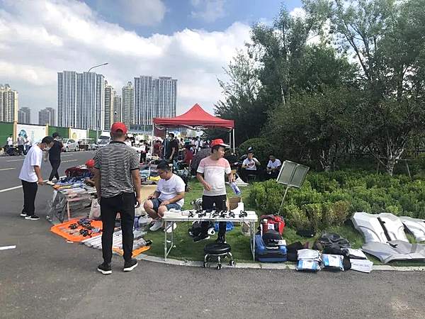 济南展会外，供应商正在摆摊