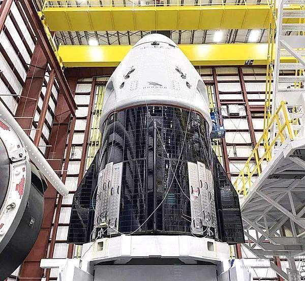 龙飞船外观 来源：SpaceX