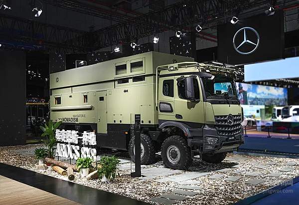 基于梅赛德斯-奔驰8x8卡车底盘阿洛斯（Arocs）打造的全地形豪华旅居车