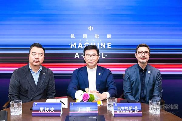高合创始人兼董事长丁磊（中）