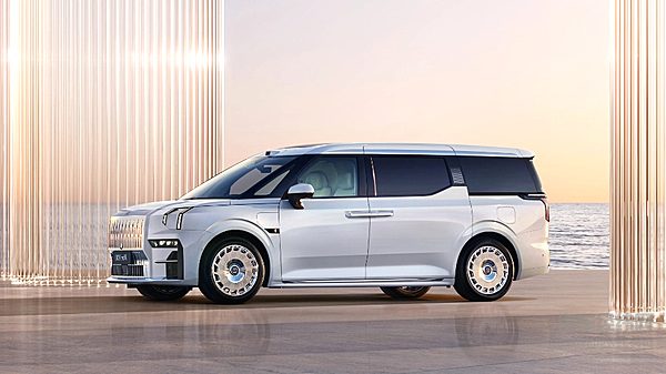 国产百万MPV双雄 尊界V800与极氪009光辉该怎么选？