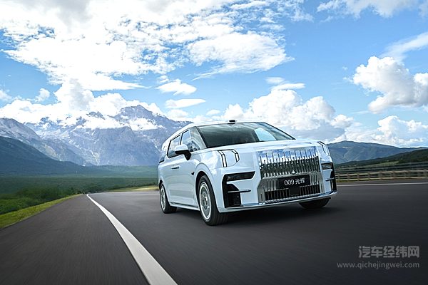 国产百万MPV双雄 尊界V800与极氪009光辉该怎么选？