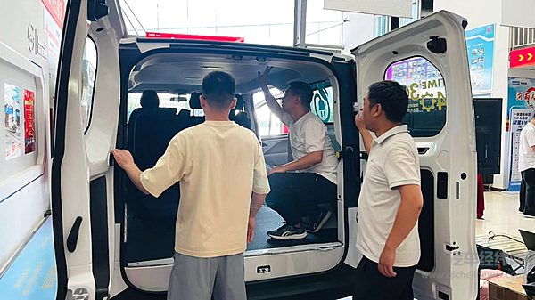 依维柯全新聚星EV郑州上市 精准匹配商务轻客用户需求