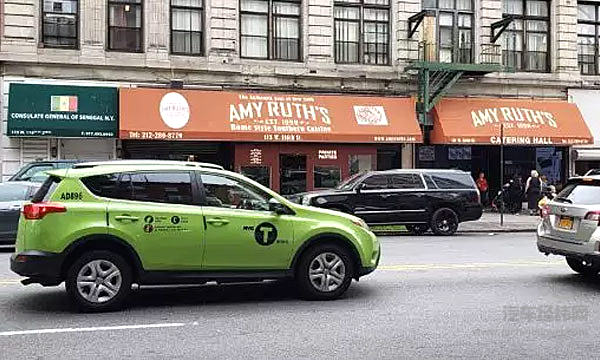 背景中的Amy Ruth’s是一家位于哈莱姆的Soul Food餐厅，他们家的炸鸡非常好吃哦！