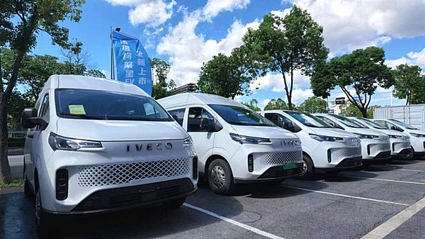 限时权益价9.88万元起！依维柯全新聚星EV长沙、南京区域上市，搭载半固态电池技术