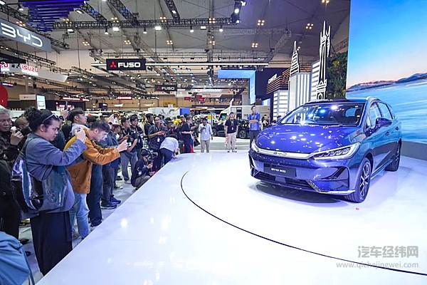 BYD M6亮相成为车展焦点