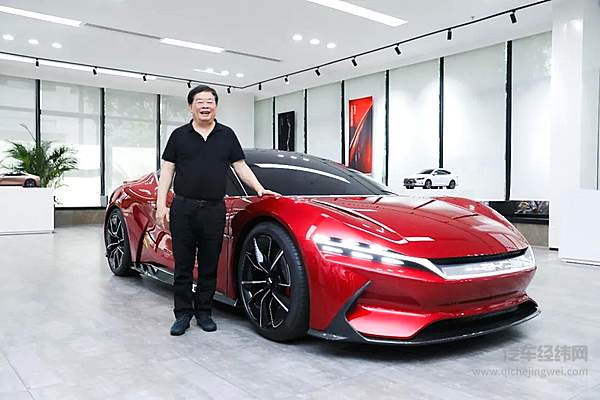 福耀集团董事长曹德旺先生参观比亚迪全球设计中心  并与比亚迪E-SEED GT概念车合影