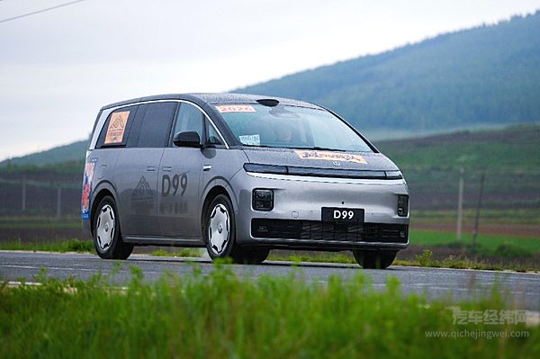 零跑首款旗舰MPV D99正式上市 24.98万起重塑30万级市场标杆