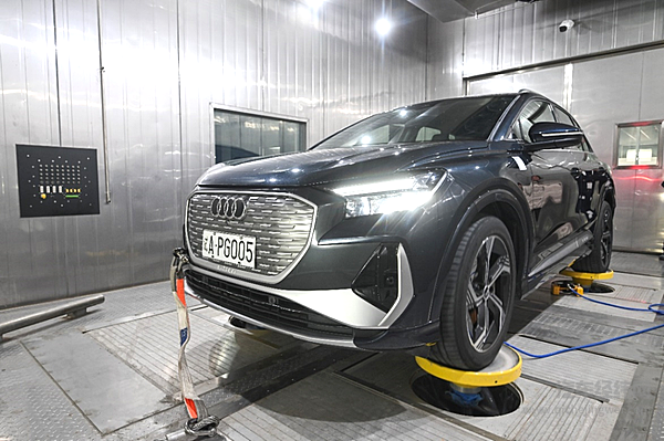奥迪Q4 e-tron  在动态防腐试验中心环境舱内进行液压振动试验