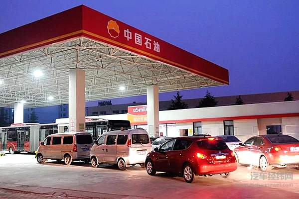 郑州排队加油 