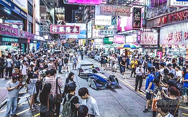 一场悄无声息的比赛，观众席上却座无虚席