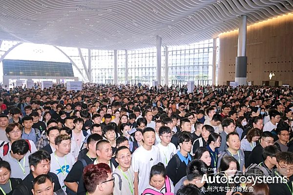 九州汽车生态博览会盛大启幕，首日超10万人前来观展！