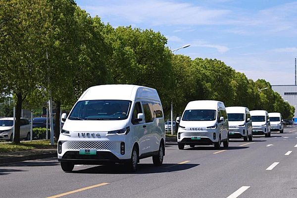 上汽集团全球第1亿位用户正交付 南京依维柯迎第100000013位用户 共启绿色出行