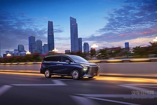 吴镇宇力荐 东风风行星海V9越享系列震撼上市 补贴后14.99万元起