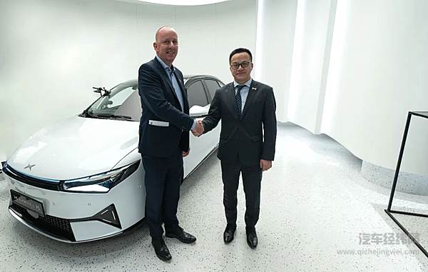 左一为欧洲电动出行协会秘书长Philippe Vangeel