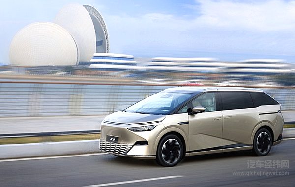 新势力内斗 小鹏X9能否靠黑科技压过理想MEGA？