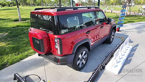BJ40增程长续航版可城可野 17.98万元打破场景壁垒