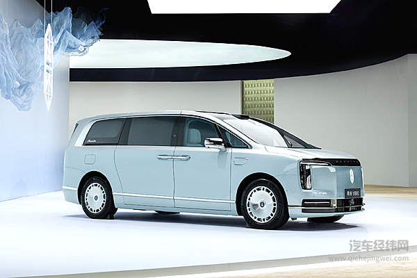鸿蒙智行尊界V800/V680入局 高端MPV新答案？