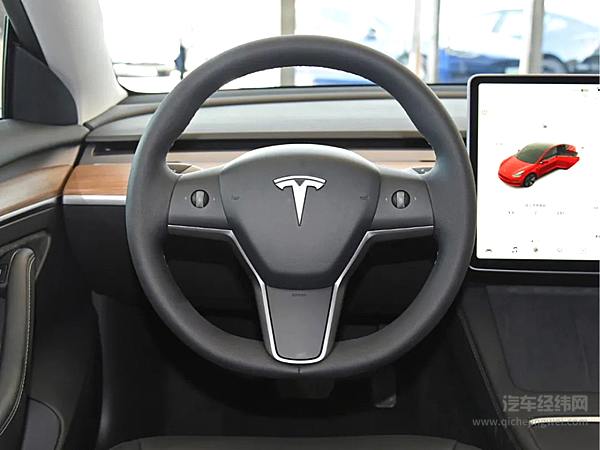  特斯拉Model 3/Model Y的方向盘设计在对比下又显得非常“合理”，难道是因为没有仪表台的缘故？