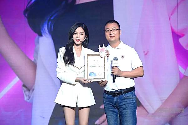哈弗品牌技术总经理吕文斌为吴宣仪颁发聘书