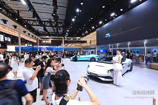 从赛道到日常，腾势Z双车引爆成都车展，解锁纯电超跑全能新形态