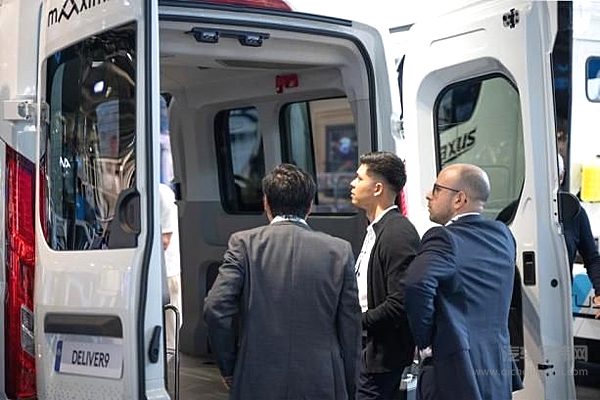 来自全球的媒体、经销商、专业观众纷纷驻足观摩