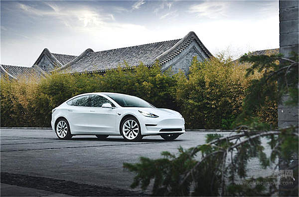 特斯拉也玩性价比 首批Model 3完成交付！