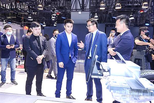 赌王之子何猷君的选择 比亚迪第100万辆新能源汽车车主