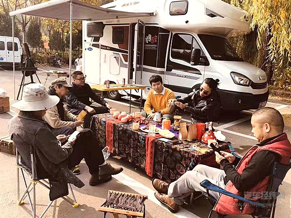  “全能型”依维柯露营车一路相伴 旅游“夫妻档”的最佳拍档