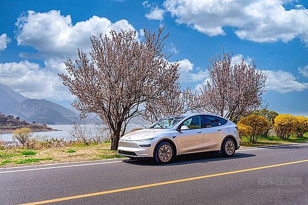30万以内纯电SUV二选一 问界M6与特斯拉Model Y谁更有性价比？