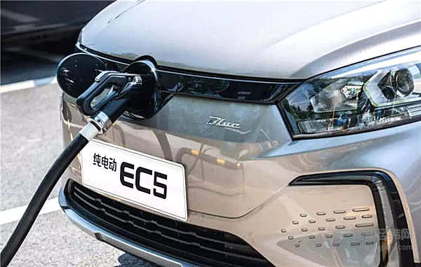 不怕“火”的新能源 北汽EC5续航400公里9.99万起售！