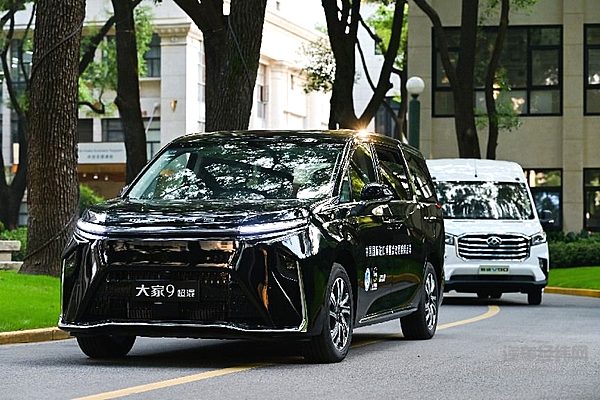 “超预期豪华混动MPV”大家9超混成为进博会政要接待用车